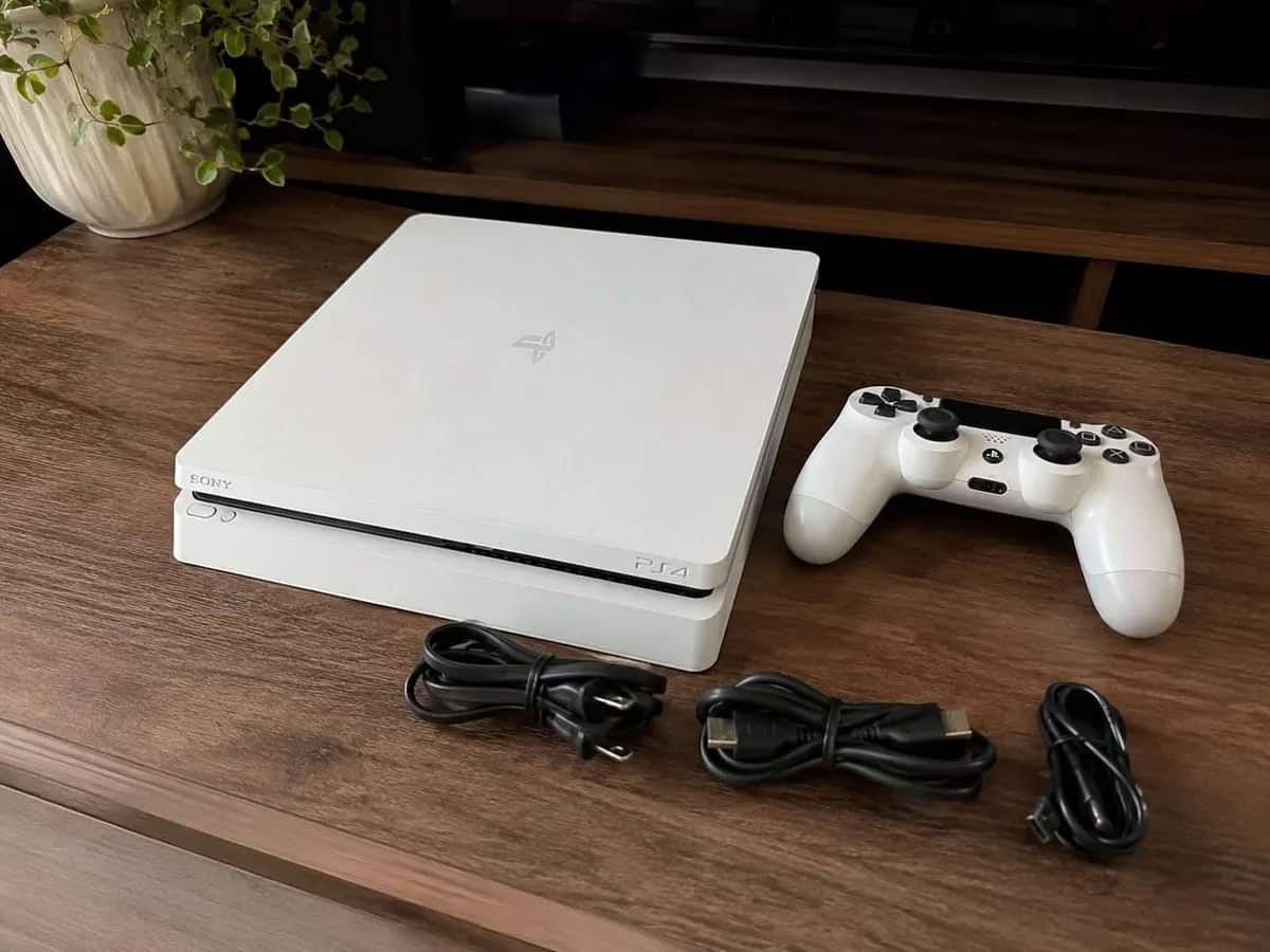 PlayStation 4 Slim نظيف جداً