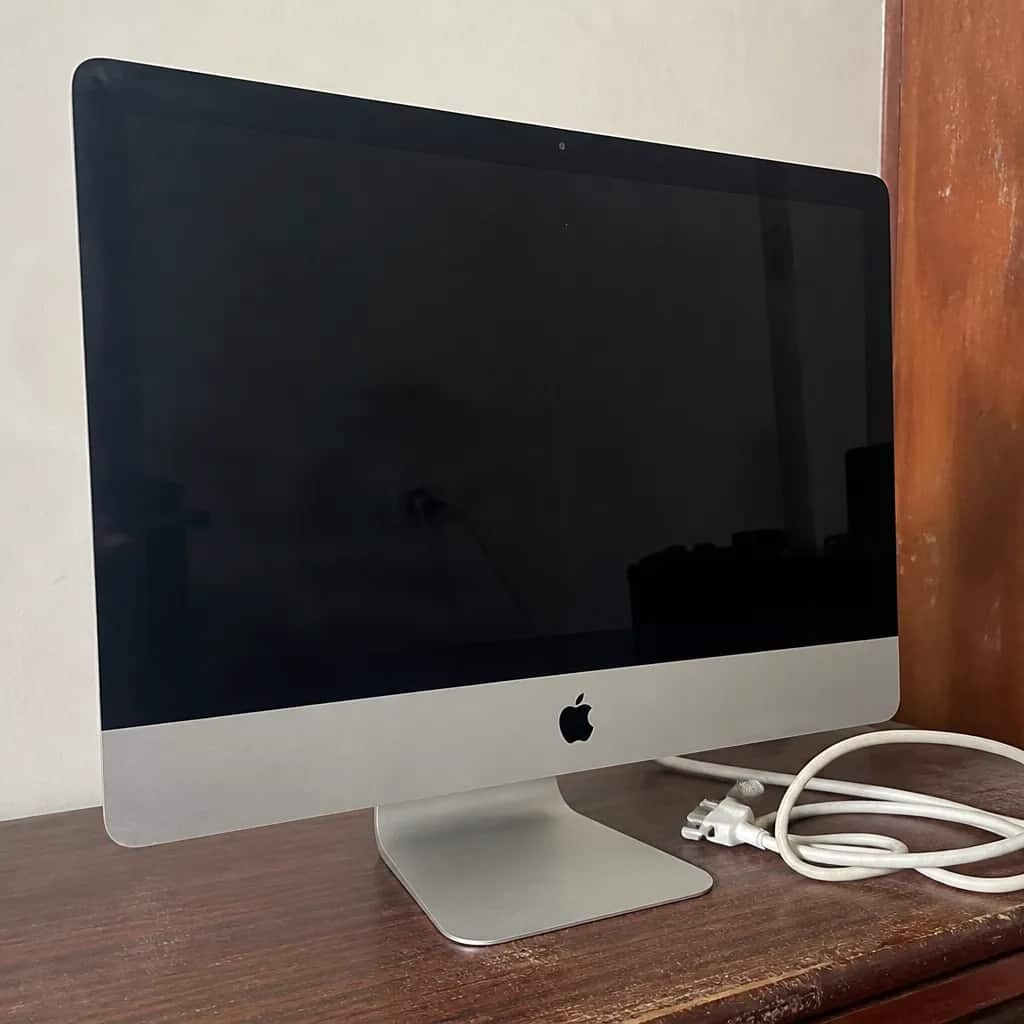 iMac 21.5-inch نظيف جداً