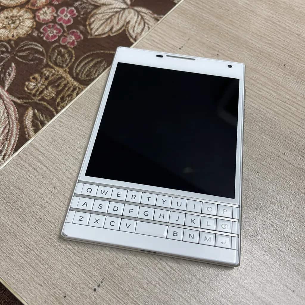 BlackBerry Passport 32GB نظيف جداً