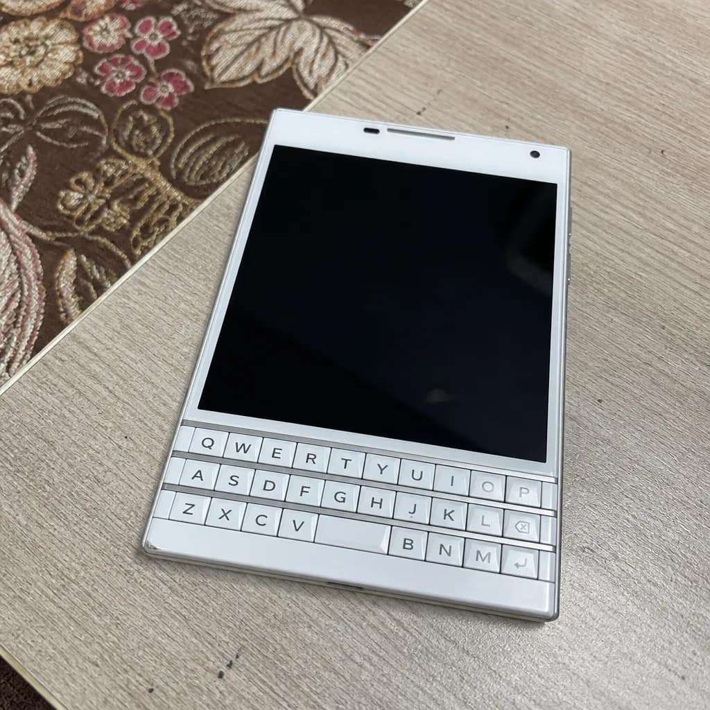 BlackBerry Passport 32GB نظيف جداً