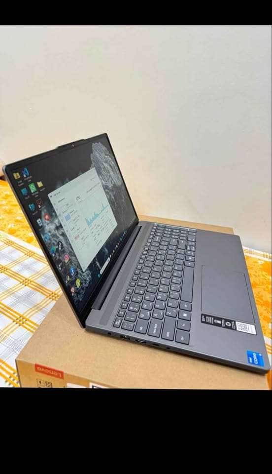 Lenovo IdeaPad Slim 3 15IRH10